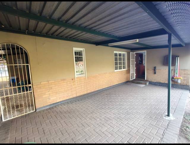4 BEDROOM FREEHOLD FOR SALE IN OOS EINDE